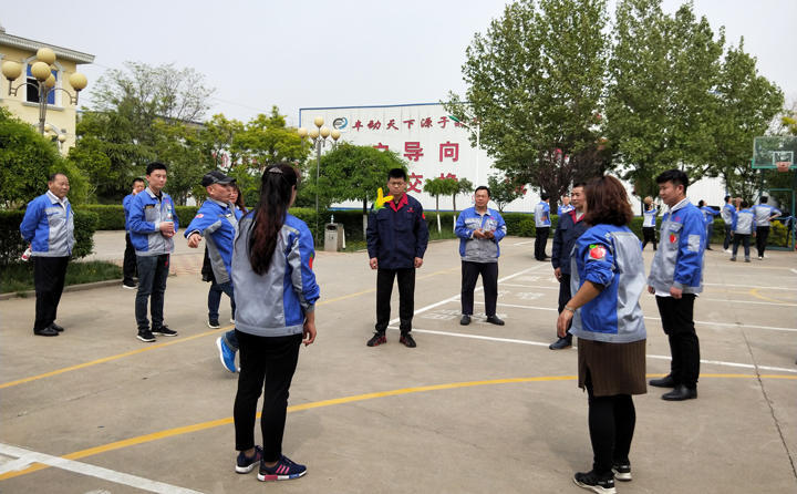 踢毽子比賽讓我們見識到團(tuán)結(jié)協(xié)作、堅(jiān)持不懈的運(yùn)動精神，各隊(duì)在場上展開激烈比拼，隊(duì)員們沉著應(yīng)戰(zhàn)、默契配合、快速傳遞