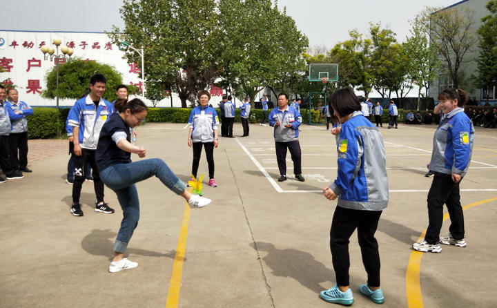 踢毽子比賽讓我們見識到團(tuán)結(jié)協(xié)作、堅(jiān)持不懈的運(yùn)動精神，各隊(duì)在場上展開激烈比拼，隊(duì)員們沉著應(yīng)戰(zhàn)、默契配合、快速傳遞