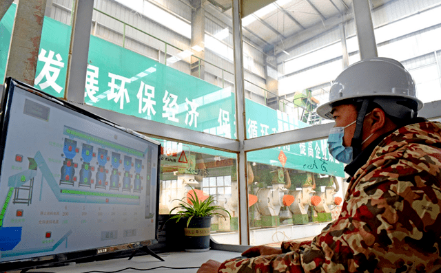 淮南市壽縣一家顆粒廠工人正在操控秸稈顆粒機械設(shè)備加工秸稈，生產(chǎn)生物燃料